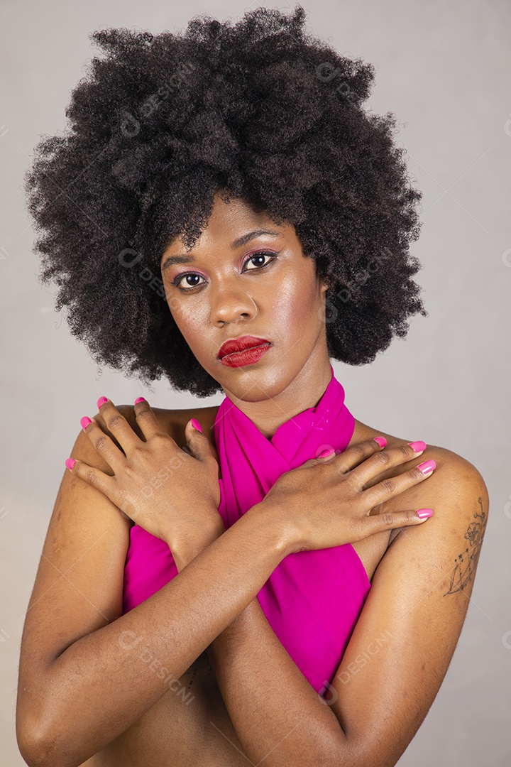 Mulher negra. Retrato de mulher negra em estúdio fotográfico