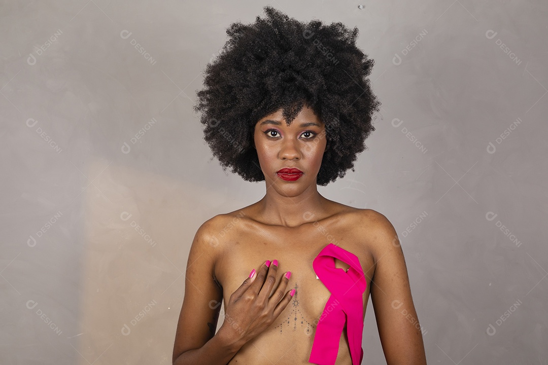 Linda mulher Tampado peito Conceito Câncer de mama outubro rosa