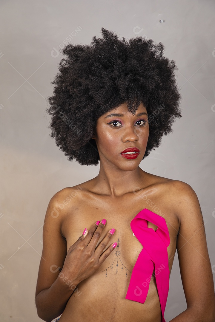 Linda mulher Tampado peito Conceito Câncer de mama outubro rosa