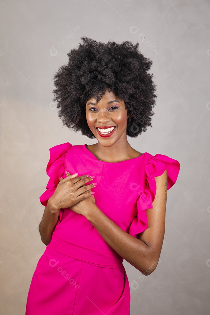 Mulher negra. Retrato de mulher negra em estúdio fotográfico