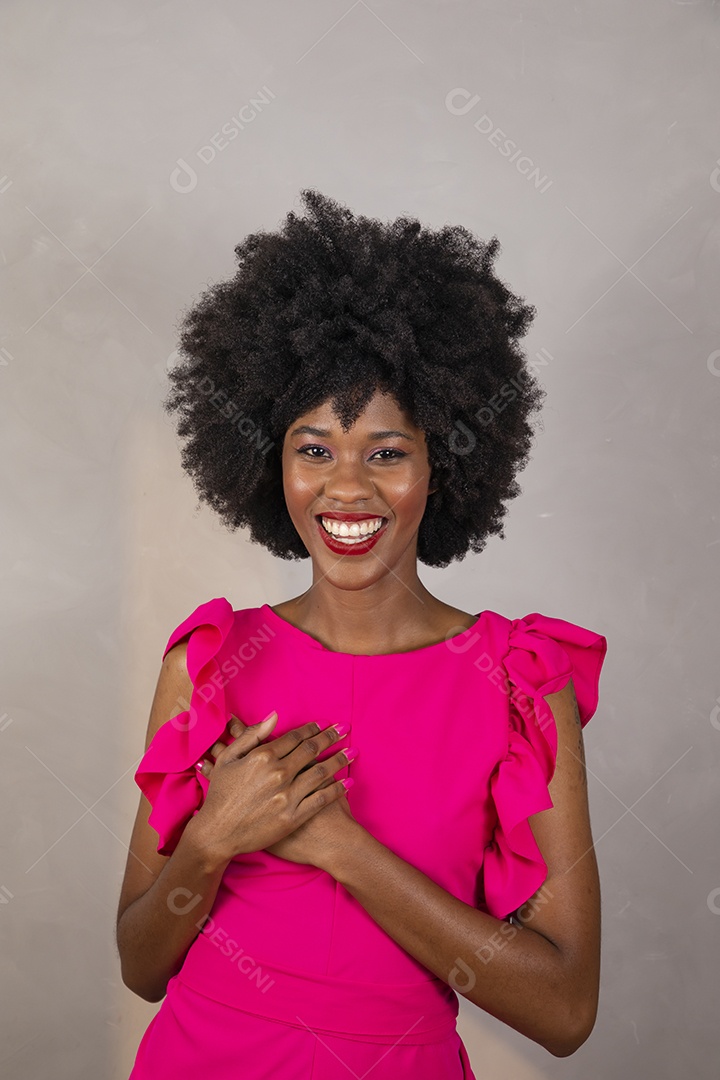 Mulher negra. Retrato de mulher negra em estúdio fotográfico