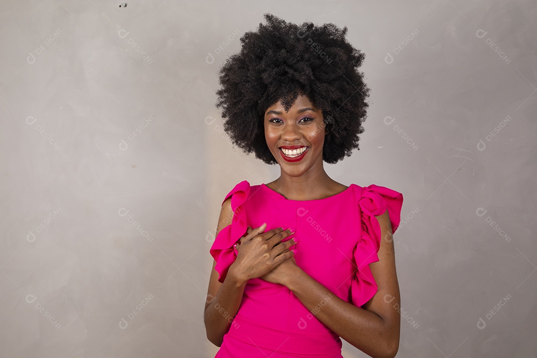 Mulher negra. Retrato de mulher negra em estúdio fotográfico