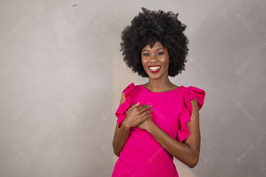 Mulher negra. Retrato de mulher negra em estúdio fotográfico