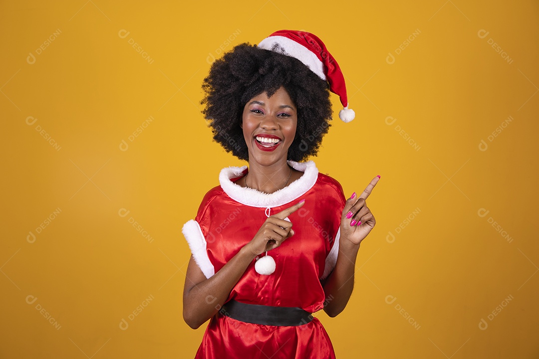 Mulher jovem garota cabelo afro usando chapéu Papai Noel