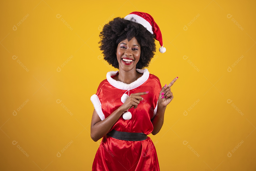 Mulher jovem garota cabelo afro usando chapéu Papai Noel