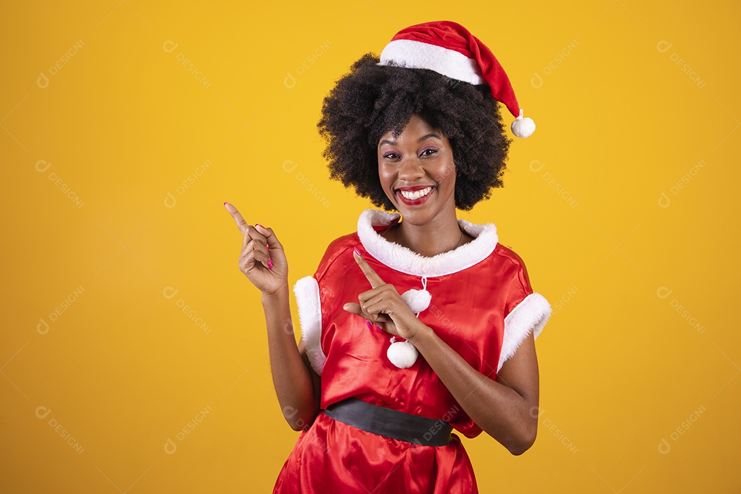 Mulher jovem garota cabelo afro usando chapéu Papai Noel