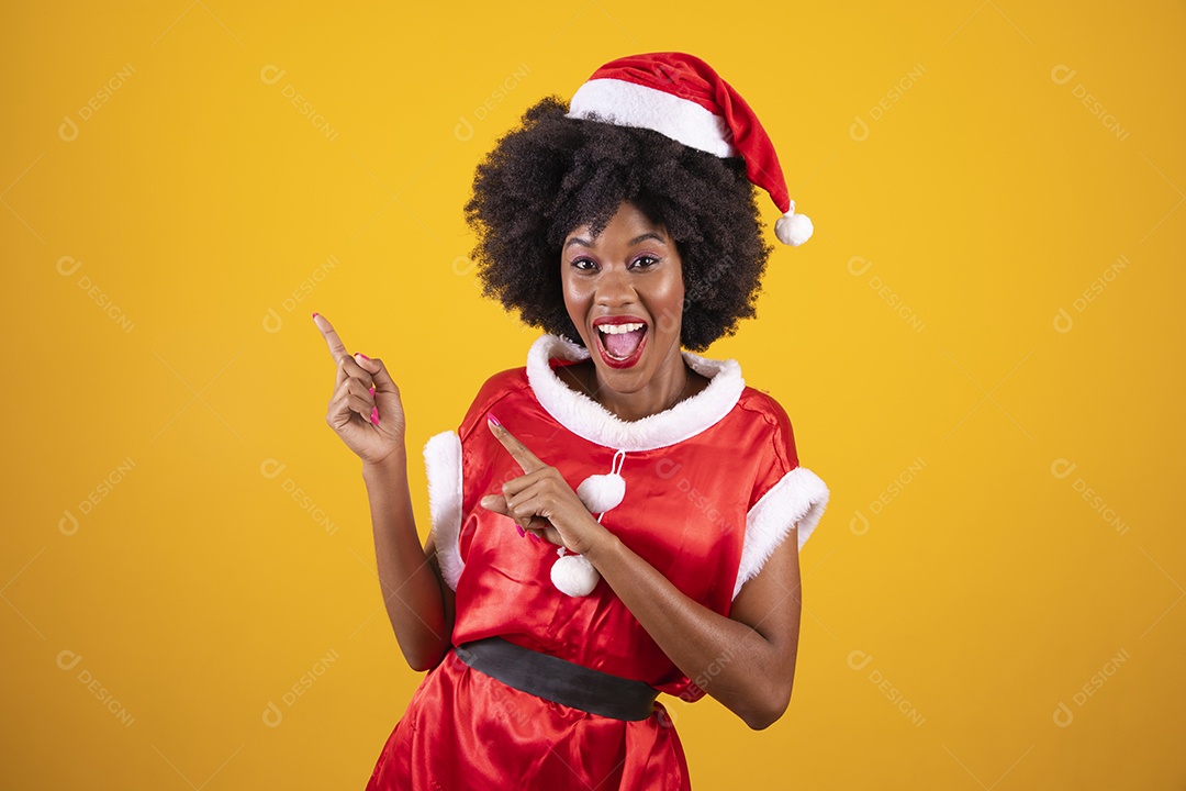 Mulher jovem garota cabelo afro usando chapéu Papai Noel
