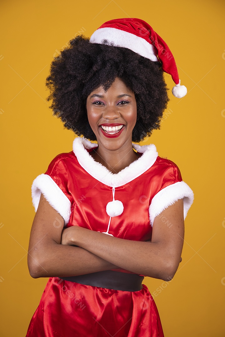 Mulher jovem garota cabelo afro usando chapéu Papai Noel