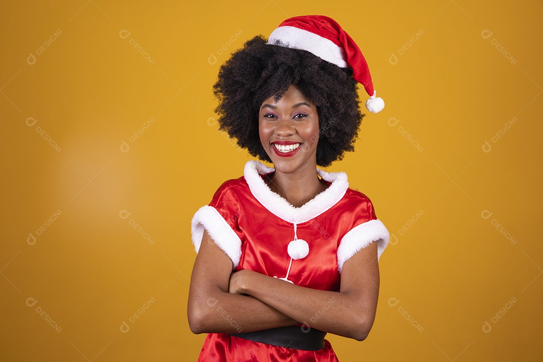 Mulher jovem garota cabelo afro usando chapéu Papai Noel