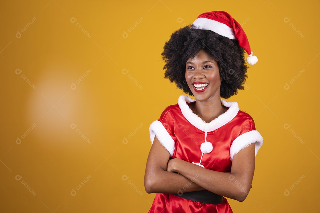 Mulher jovem garota cabelo afro usando chapéu Papai Noel