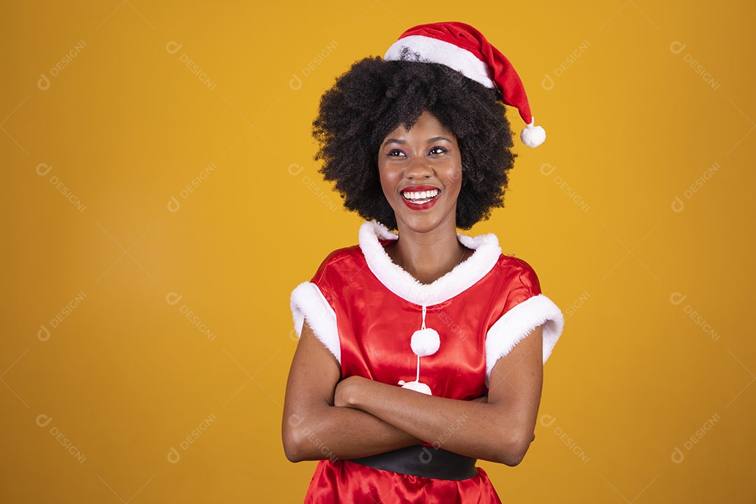 Mulher jovem garota cabelo afro usando chapéu Papai Noel