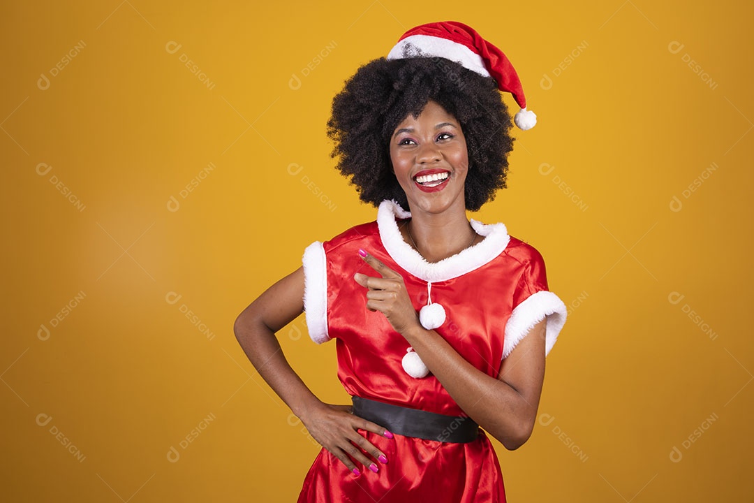 Mulher jovem garota cabelo afro usando chapéu Papai Noel