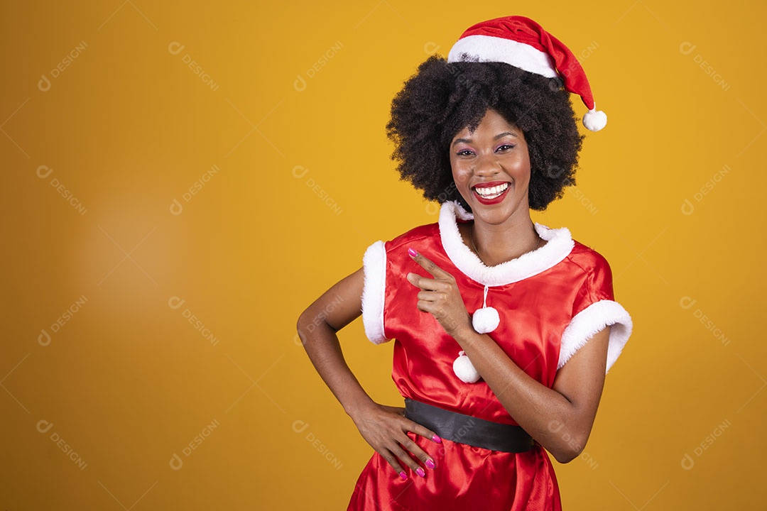 Mulher jovem garota cabelo afro usando chapéu Papai Noel
