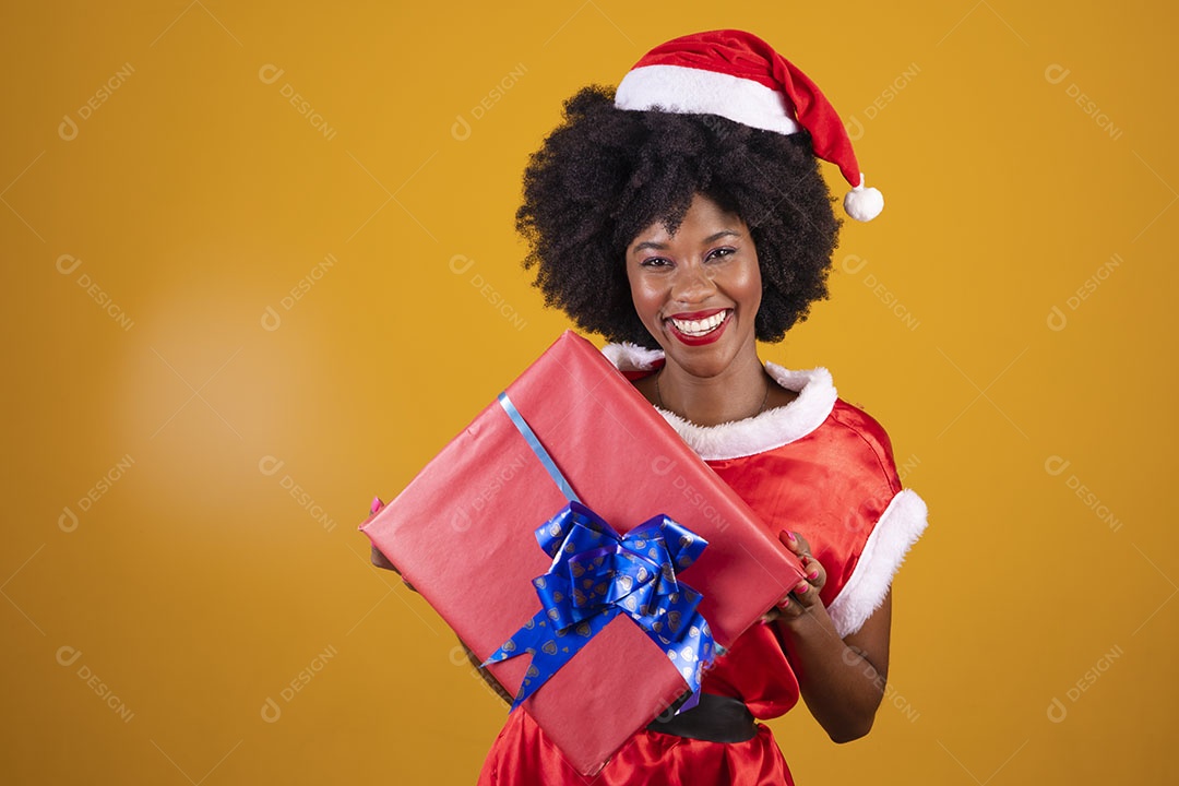 Mulher jovem garota cabelo afro usando chapéu Papai Noel