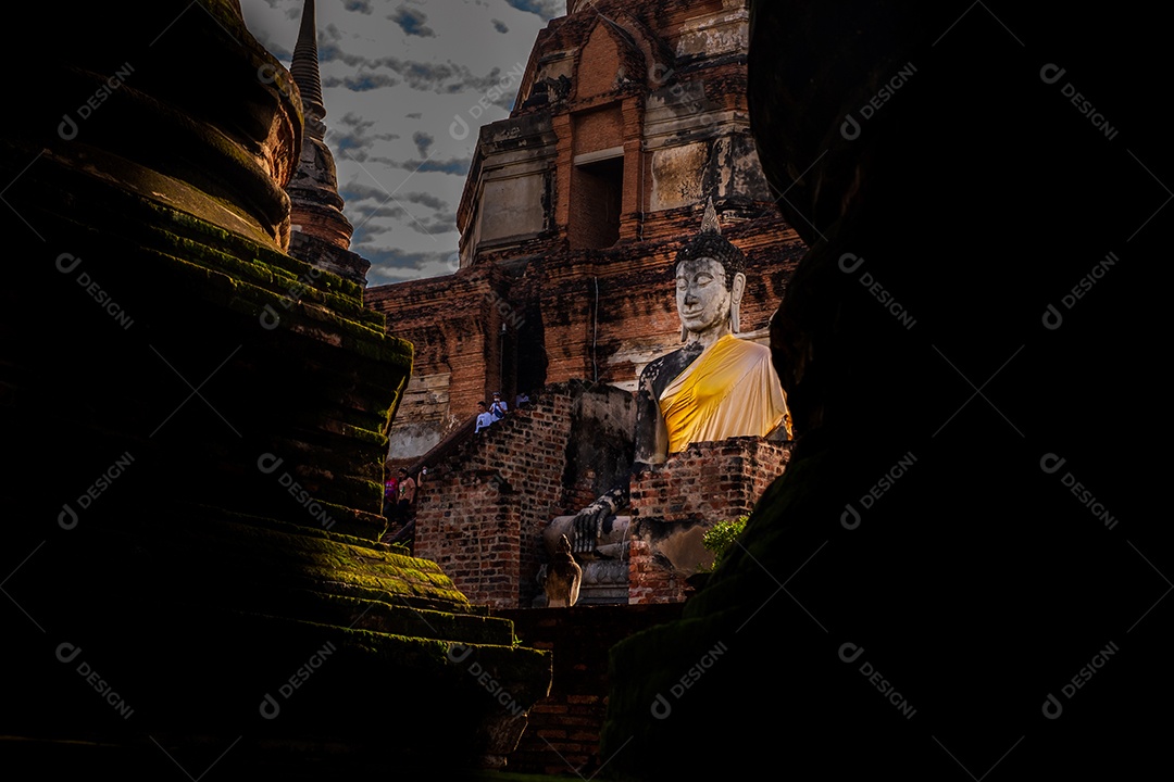 Estatua sobre ruas cidade