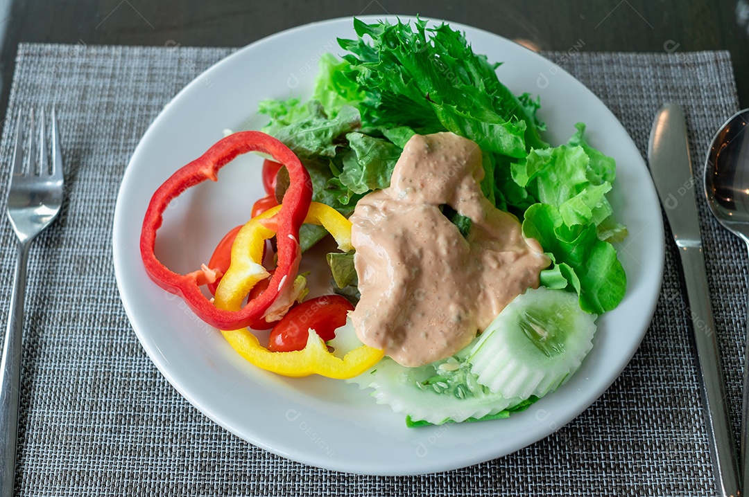 Prato de comida sobre uma mesa de restaurante