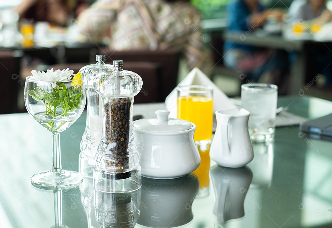Mesa de restaurante copo de vidro taça moedor tempero