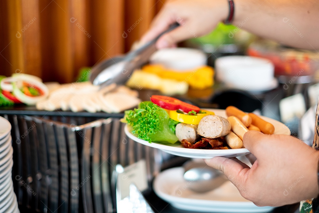 Prato de comida sobre uma mesa de restaurante