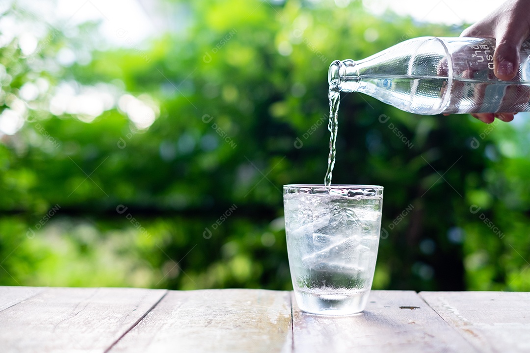 Mãos de pessoas segurando garrafa de agua