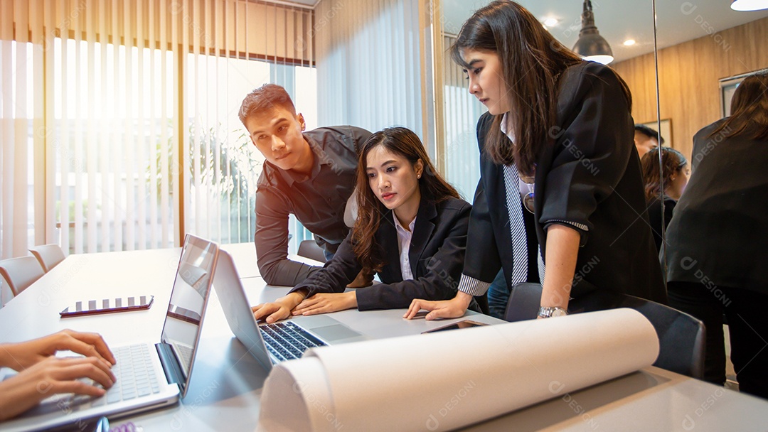 Empresário asiático profissional e engenheiro Reunião e compartilhamento