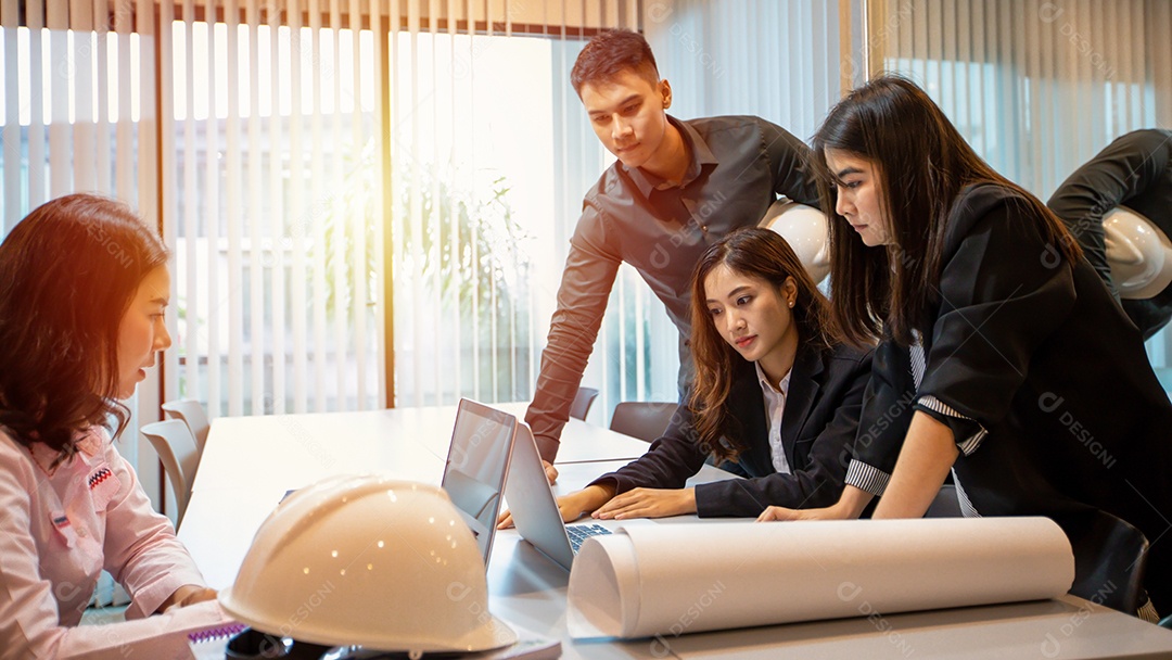 Empresário asiático profissional e engenheiro Reunião e compartilhamento