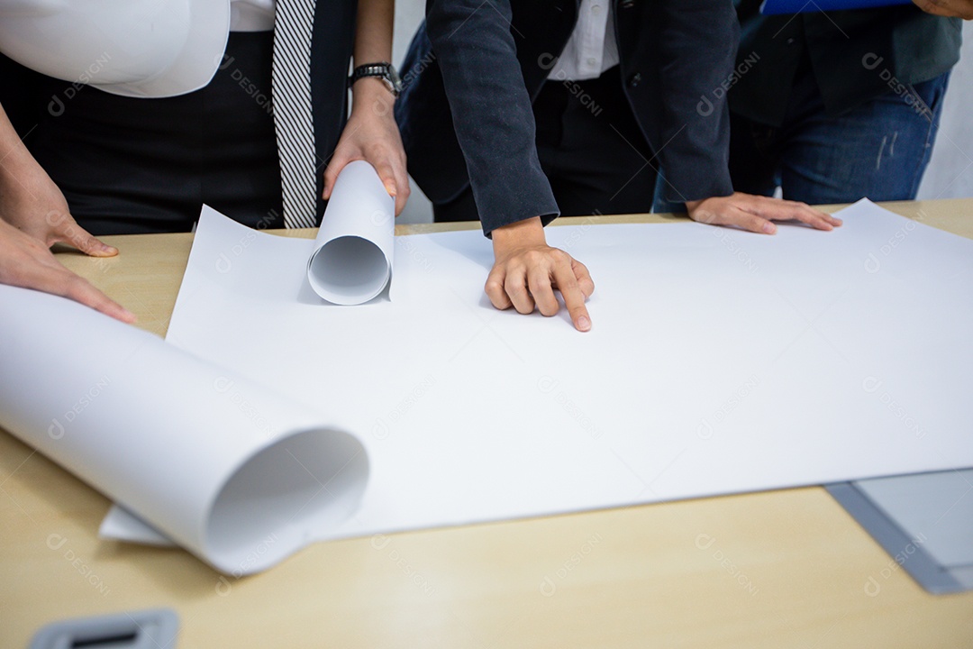 Empresário asiático profissional e engenheiro Reunião e compartilhamento