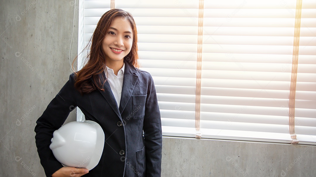 Engenheira asiática profissional em pé sorrindo com confiança