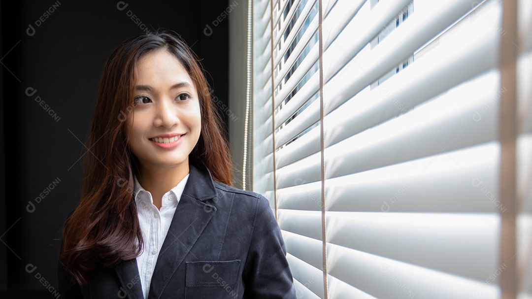 Mulher de negócios asiática profissional em pé sorrindo com confiança