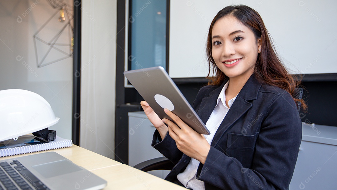 Empresária asiática sorridente usando tablet para trabalho e linda garota