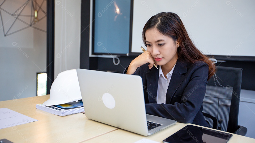 Empresária asiática usando laptop para trabalhar e fazendo pesquisas na internet