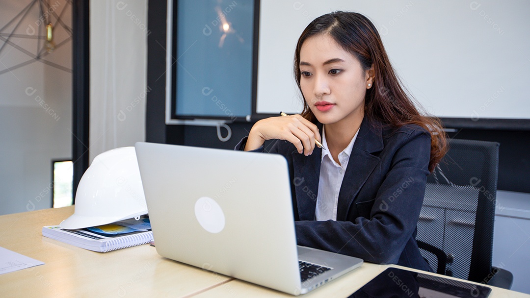 Empresária asiática usando laptop para trabalhar e fazendo pesquisas na internet