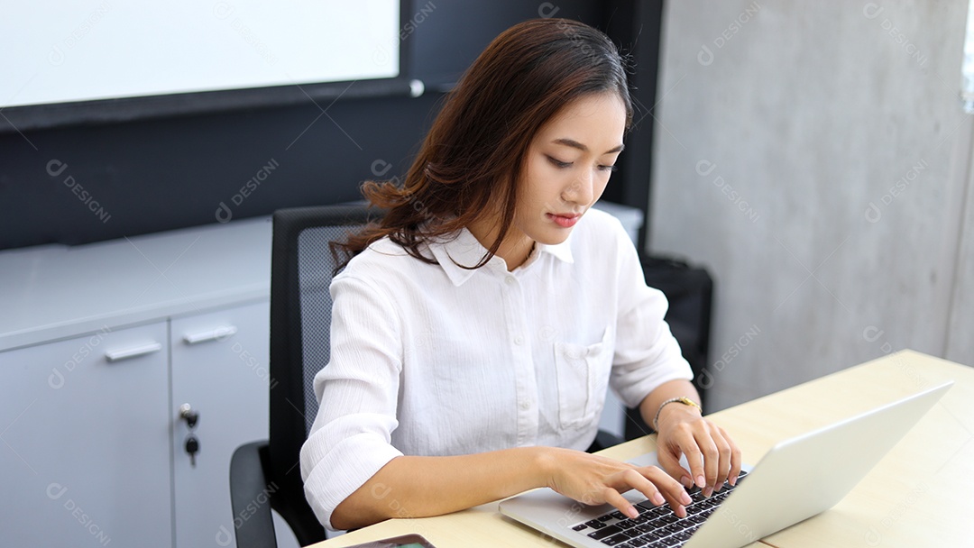 Empresária asiática usando laptop para trabalhar e fazendo pesquisas na internet