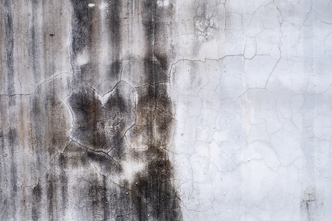 Velho muro de concreto na cor preto e branco, parede de cimento, quebrado