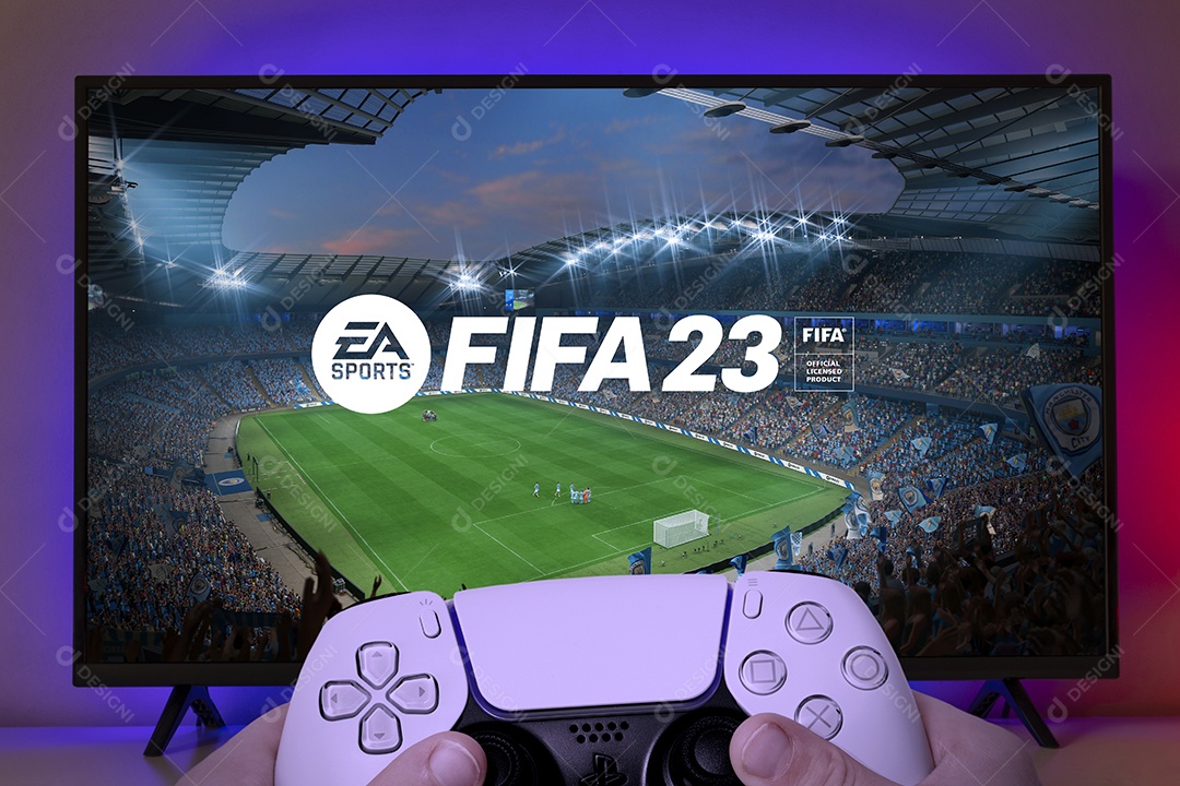 Homem jogando FIFA 23 na tela da TV São Paulo, Brasil