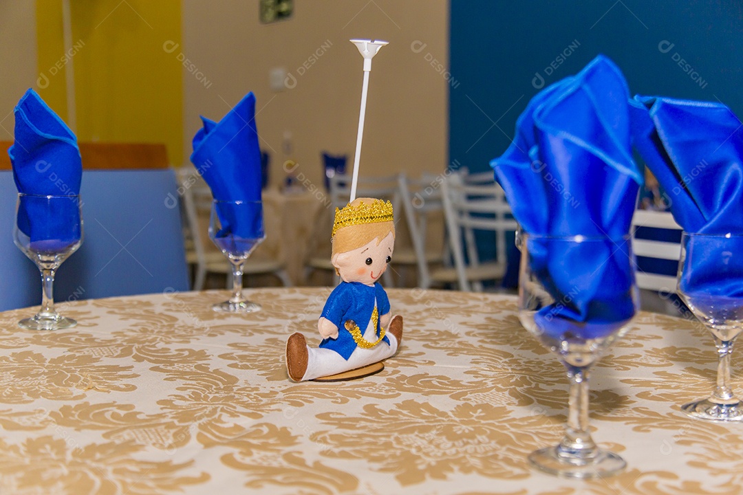 Mesa de uma festa aniversario convidados