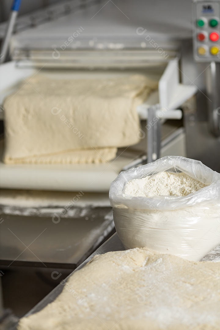 Farinha branca sobre saco plástico