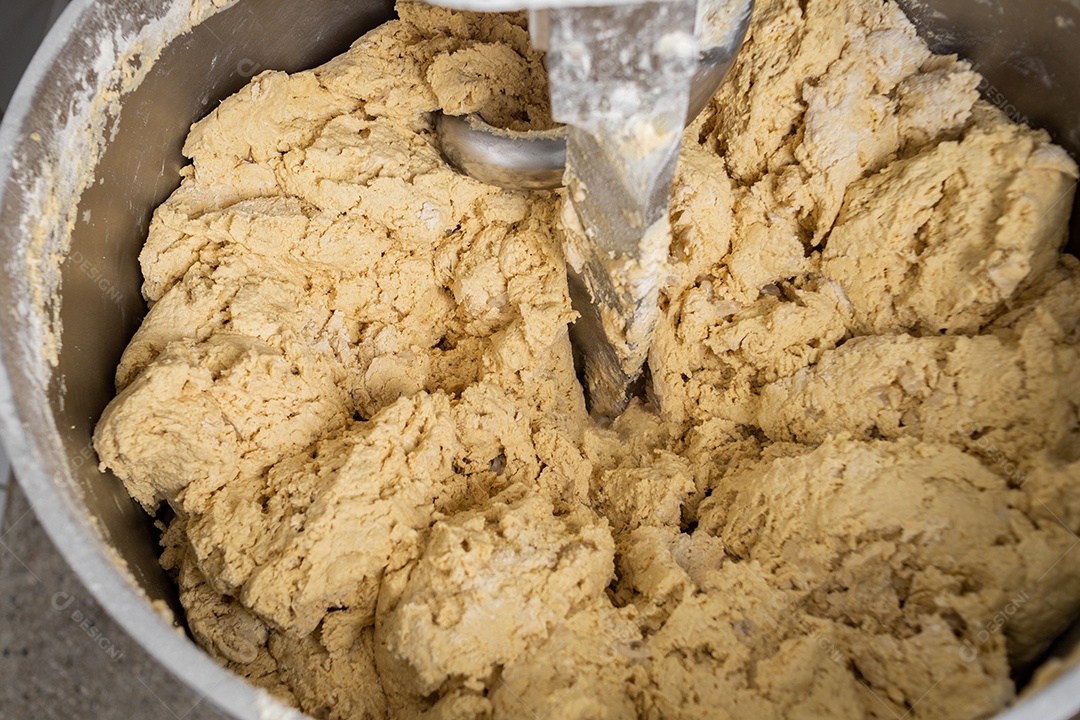 Preparação de pães em maquina de amassar e sova