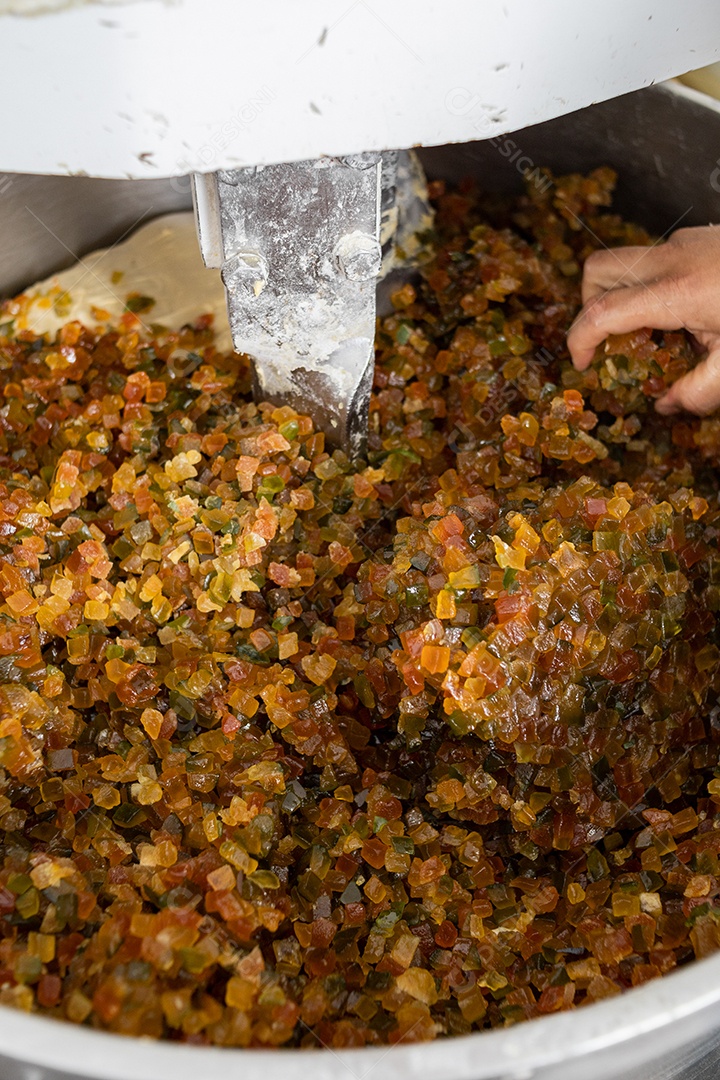 Preparação de panetones com frutas cítricas