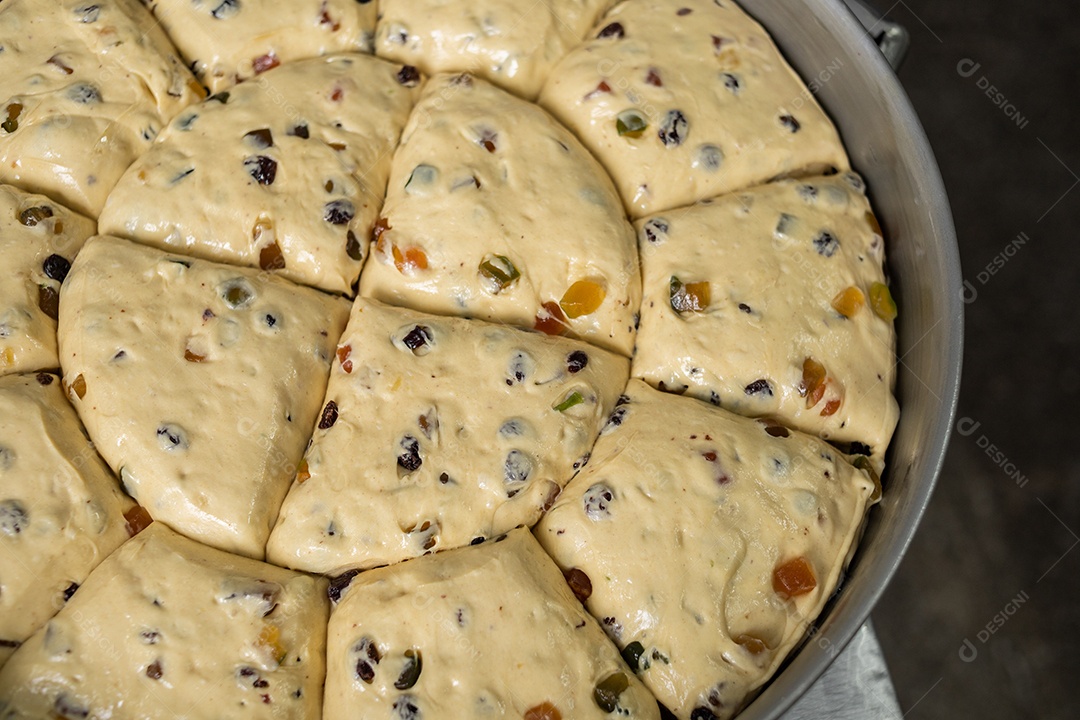 Preparação de panetones com frutas cítricas