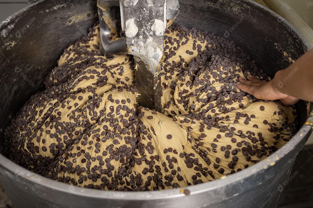 Preparação de panetones com gostas de chocolate