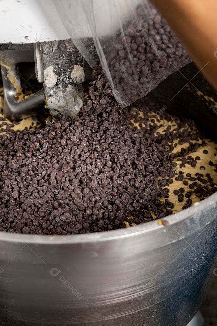 Preparação de panetones com gostas de chocolate