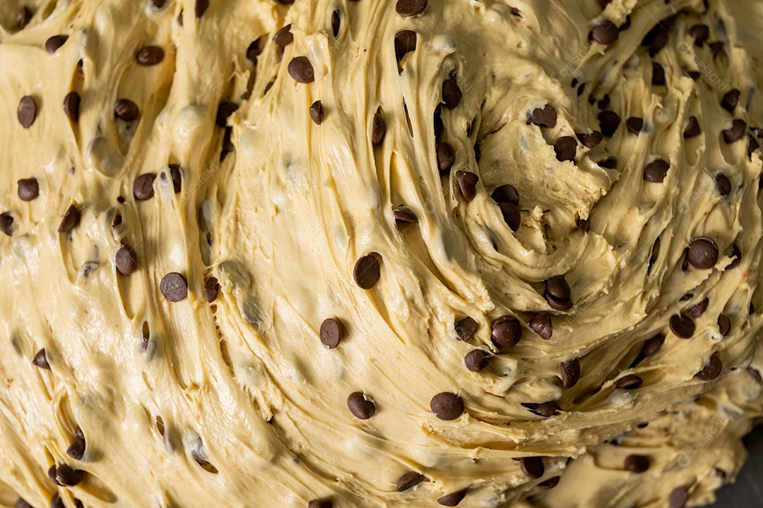 Preparação de panetones com gostas de chocolate