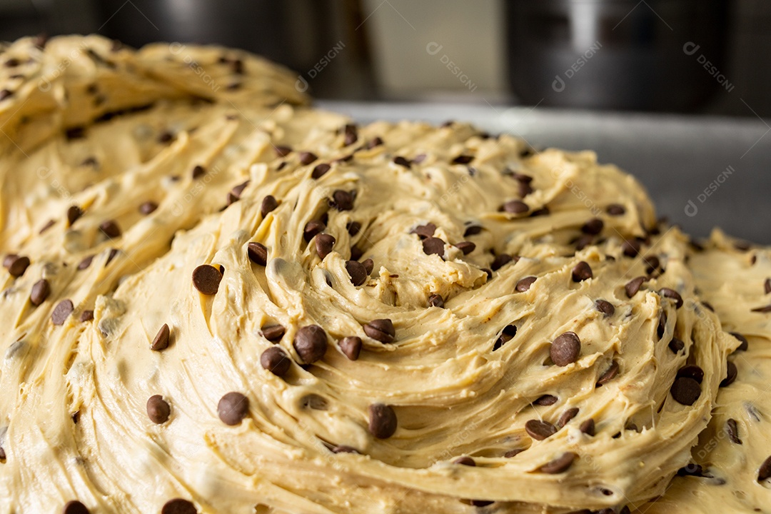 Preparação de panetones com gostas de chocolate