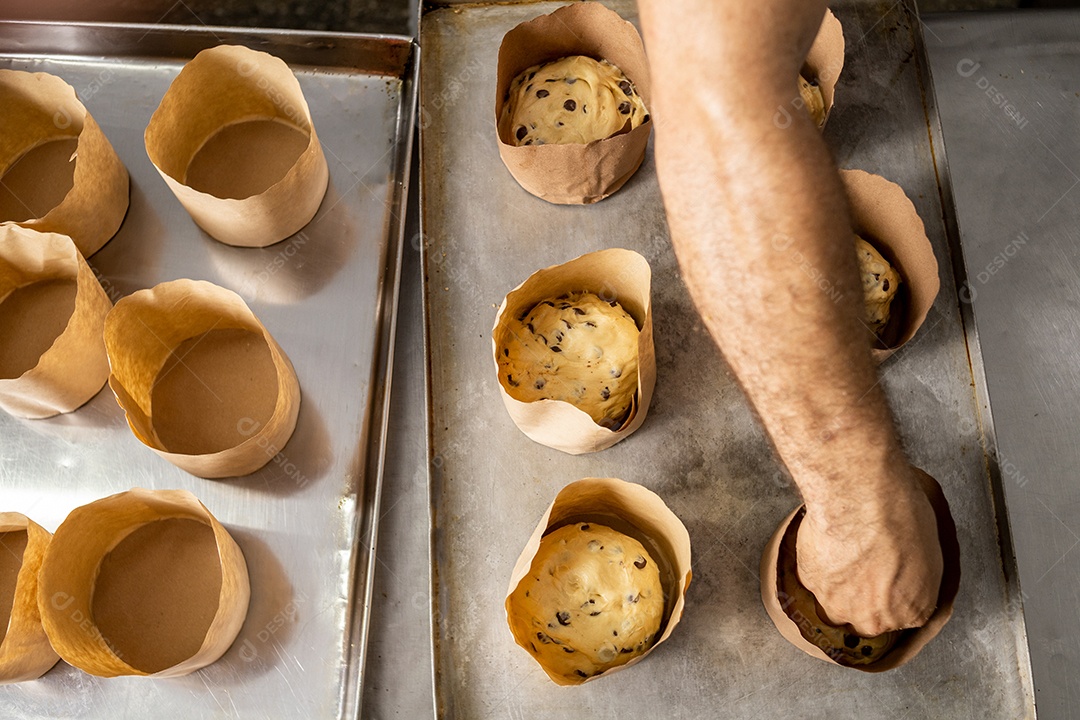 Preparação de panetones com gostas de chocolate