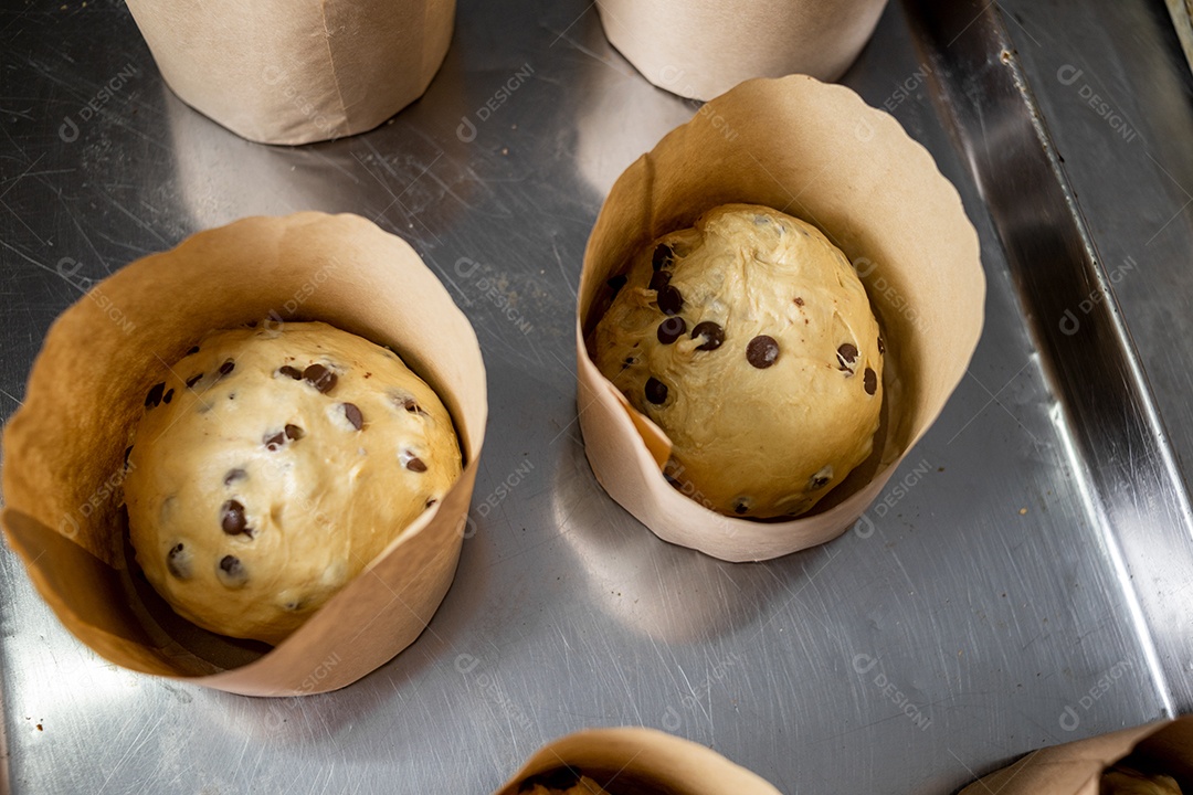 Preparação de panetones com gostas de chocolate