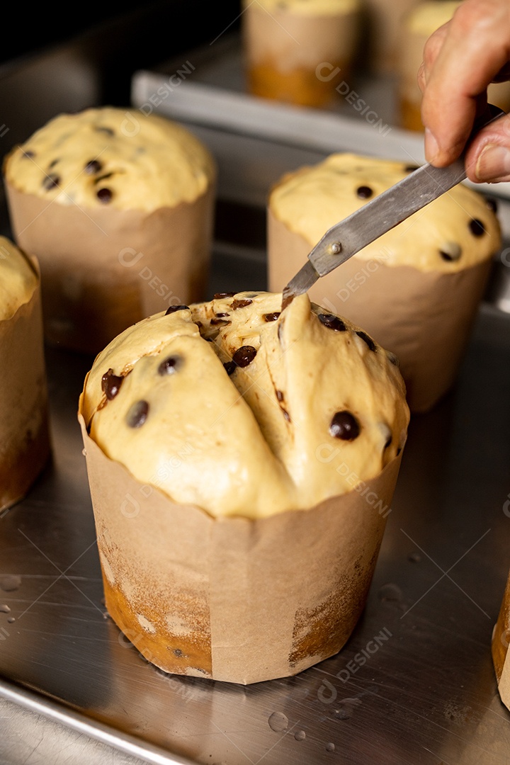 Preparação de panetones com gostas de chocolate