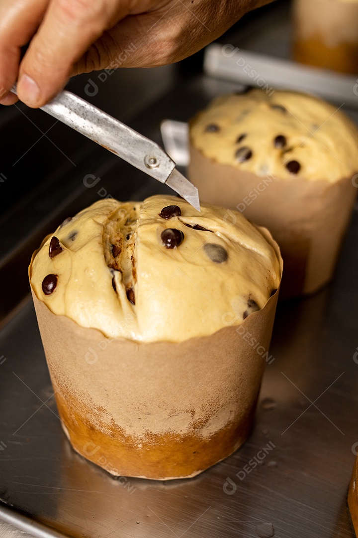 Preparação de panetones com gostas de chocolate