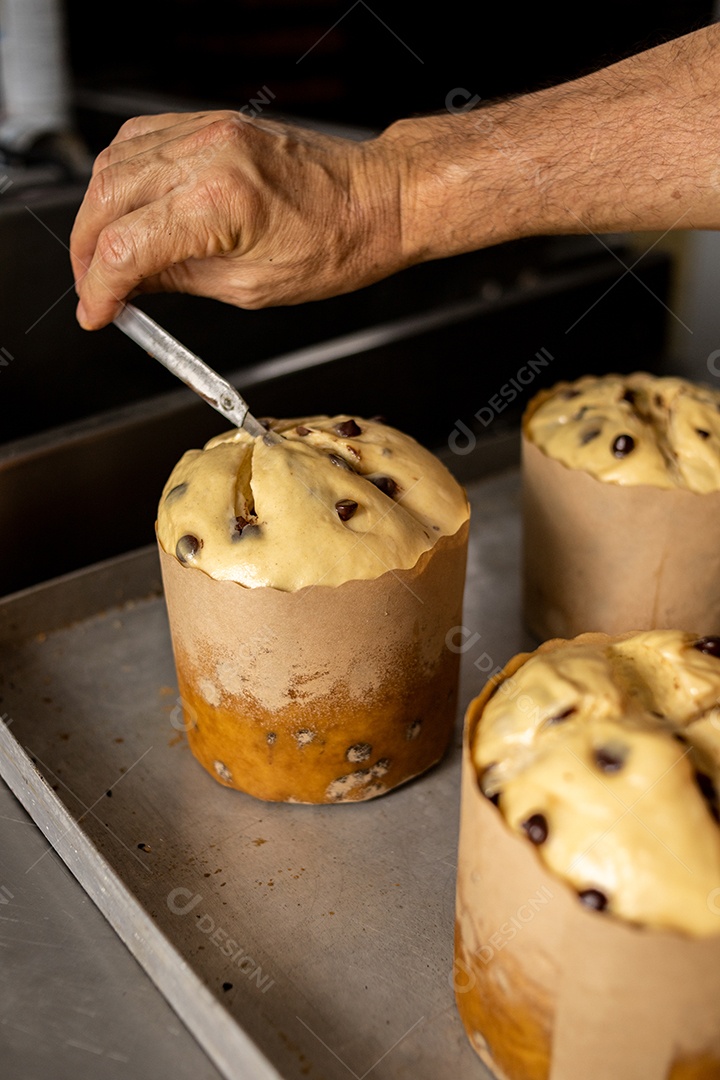 Preparação de panetones com gostas de chocolate