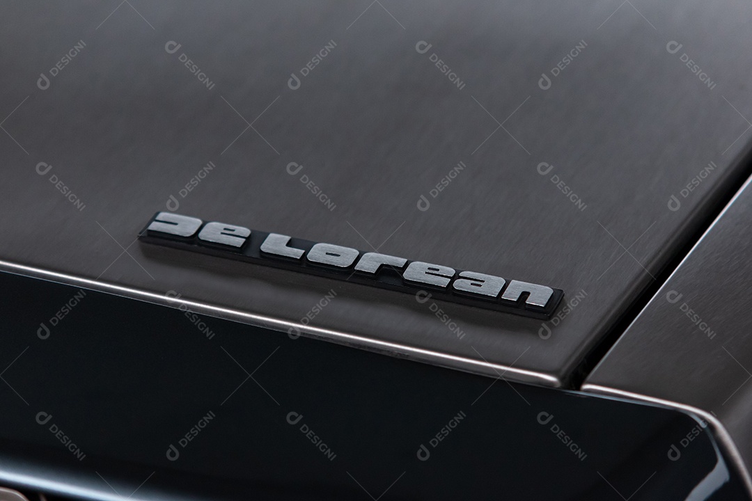 Curitiba, Paraná, Brasil O logotipo do carro esportivo Delorean - DMC-12