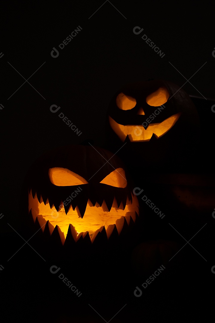 Sorriso de abóbora de Halloween com olhos assustadores para noite de festa